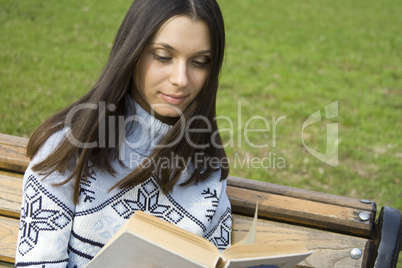 Young woman in a park reading