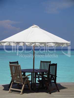 Sonnenschirm und Meerblick - Paradise Island Resort - Malediven