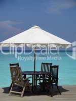 Sonnenschirm und Meerblick - Paradise Island Resort - Malediven