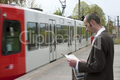 Mann auf dem Bahnsteig