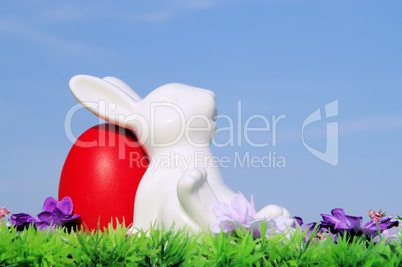 Ostereier auf Blumenwiese mit Himmel - easter eggs on flower meadow and sky 05