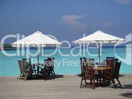 Sonnenschirme und Meerblick - Paradise Island Resort - Malediven