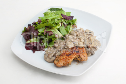 Mariniertes Huhn mit Weißwein-Champignon Soße und grünem Salat