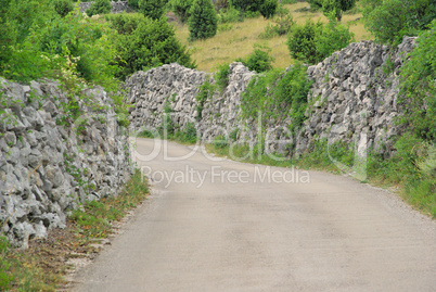 Cres Trockenmauern mit Weg - Cres dry stone wall and way 02
