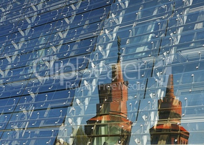 Türme der Oberbaumbrücke spiegeln sich in einer Glasfassade
