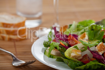 Salat, Baguette und eine Gabel