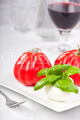 Tomaten, Mozzarella und Basilikum - Insalada Caprese