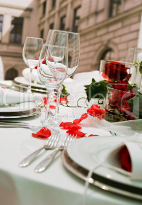 Tisch mit Rosendekoration