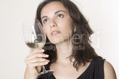 Sexy Frau probiert Weißwein