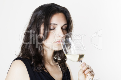 Sexy Frau probiert Weißwein