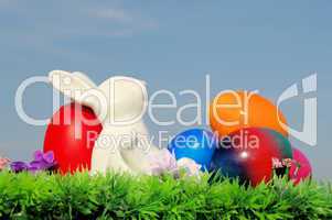 Ostereier auf Blumenwiese mit Himmel - easter eggs on flower meadow and sky 06