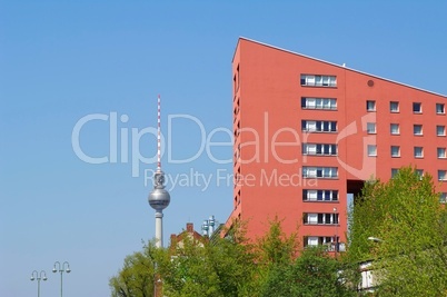 Modernes Haus in rosa mit Fernsehturm