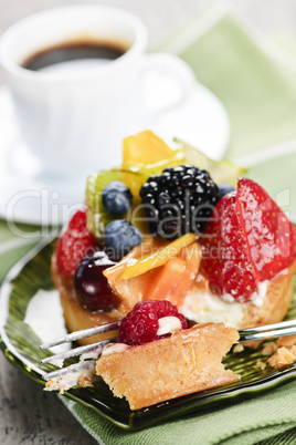 Assorted berry tart with coffee