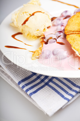 Omelett mit Kirschsauce und Vanilleeis