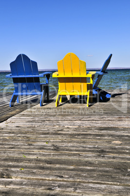 Chairs on wooden dock at lake: Lizenzfreie Bilder und Fotos
