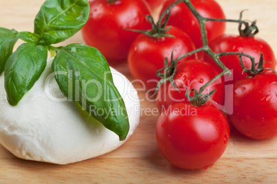 Tomaten, Mozzarella und Basilikum auf Holz