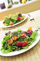 Green salad with berries and tomatoes