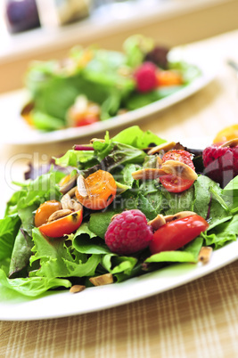 Green salad with berries and tomatoes