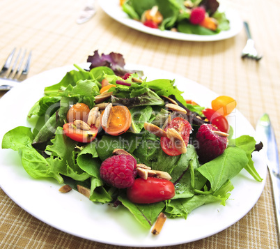 Green salad with berries and tomatoes
