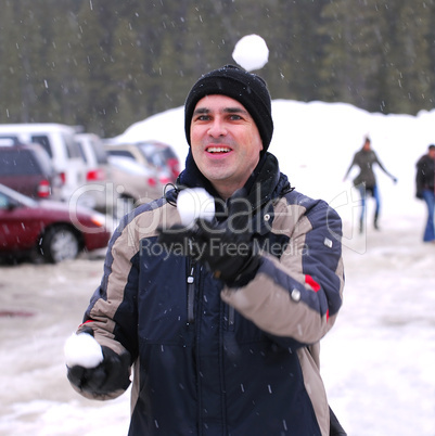 Man juggle snowballs