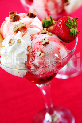 Strawberry ice cream sundae