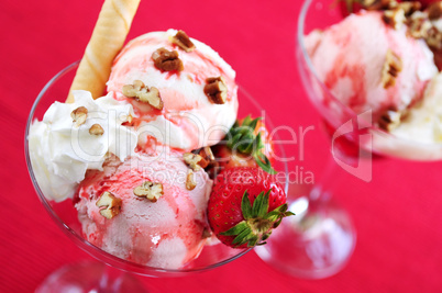 Strawberry ice cream sundae