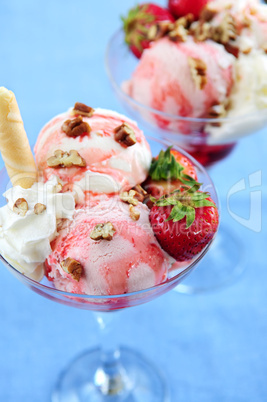 Strawberry ice cream sundae