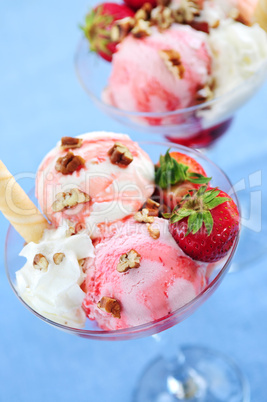 Strawberry ice cream sundae