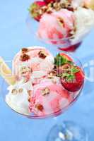 Strawberry ice cream sundae