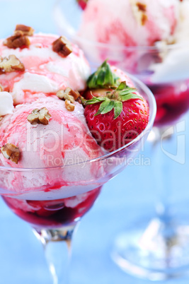 Strawberry ice cream sundae