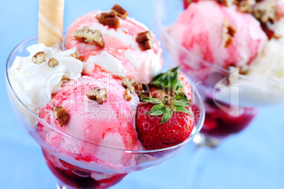 Strawberry ice cream sundae