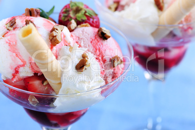 Strawberry ice cream sundae