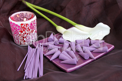 Teelicht mit Callablüten und Räucherstäbchen