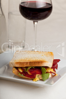 Nahaufnahme von einem Schinken-Sandwich mit Rucola