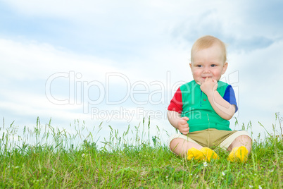 liitle baby sit on grass