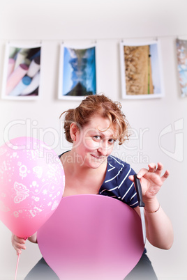 Frau mit Ballon und Messer