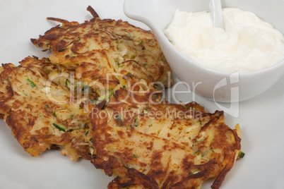 Kartoffel-Zucchini-Reibekuchen mit Dip