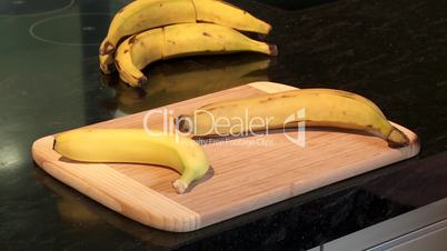 Kochbanane und Banane anschneiden
