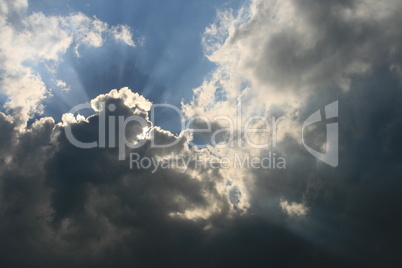 Sonnenstrahlen hinter Wolke