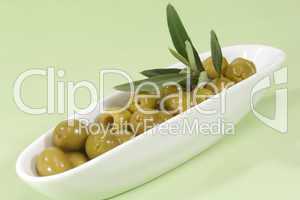 Grüne Oliven mit Blatt