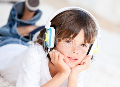 Liitle boy listenning music