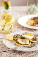 Pancakes with apple and gorgonzola