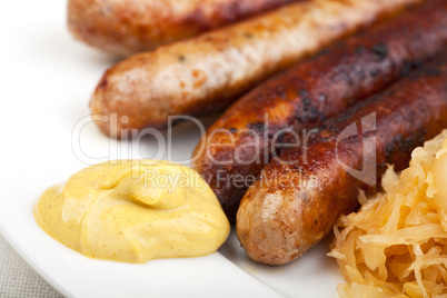 Bratwurst, Senf und Sauerkraut