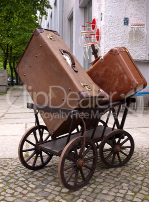 Koffer im Leiterwagen