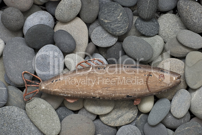 Holzfisch auf Stein