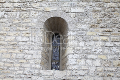 Kirchenmauer mit Fenster