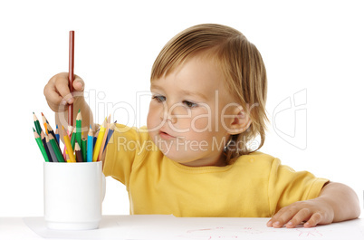 Child picking a crayon from the cup