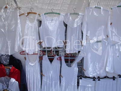 Hemden an einem Geschäft auf Santorin