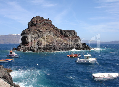 Felsen am Hafen von Santorin