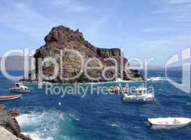 Felsen am Hafen von Santorin